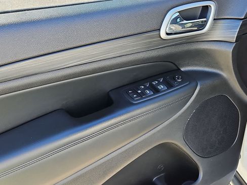 Used 2020 Jeep Grand Cherokee Laredo AWD/4WD image 30