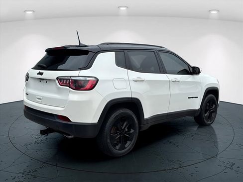 Used 2018 Jeep Compass Latitude w/ Popular Equipment Group AWD/4WD image 3