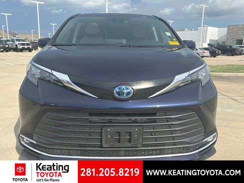 Used 2024 Toyota Sienna XLE FWD image 8