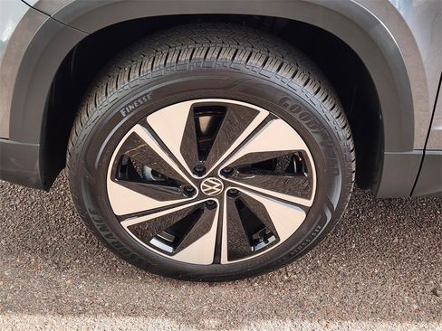 Used 2024 Volkswagen Taos SE image 23