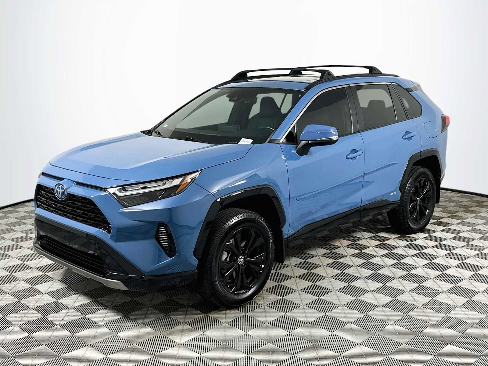 Used 2022 Toyota RAV4 SE w/ Convenience Package AWD/4WD image 3