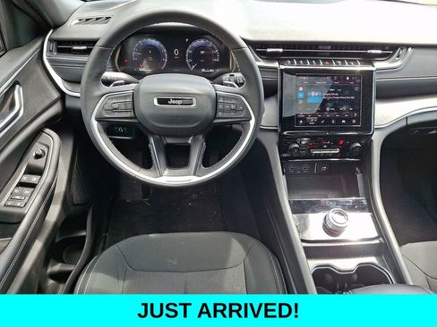 Used 2025 Jeep Grand Cherokee Laredo X w/ Luxury Tech Group I AWD/4WD image 12