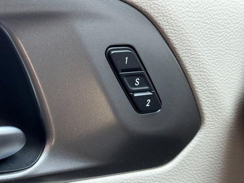 Used 2023 Chrysler Pacifica Touring-L FWD image 19
