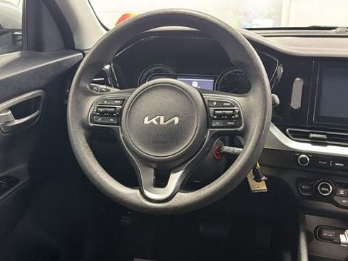 Used 2022 Kia Niro LX image 16