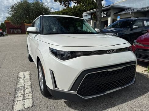 Used 2025 Kia Soul LX w/ LX Technology Package FWD image 2