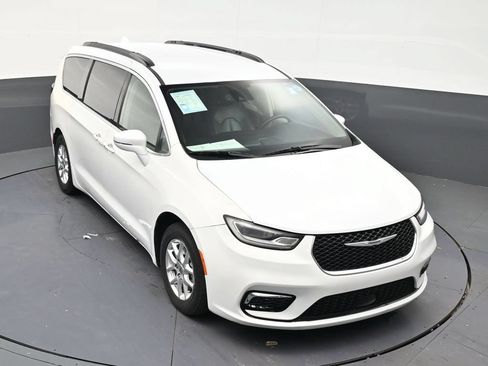 Used 2022 Chrysler Pacifica Touring-L FWD image 18