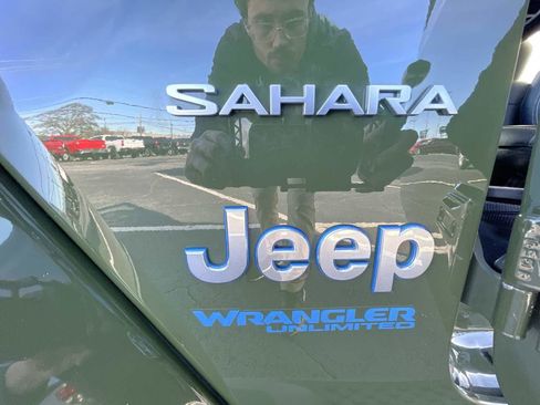 Used 2022 Jeep Wrangler Unlimited Sahara w/ Cold Weather Group image 31