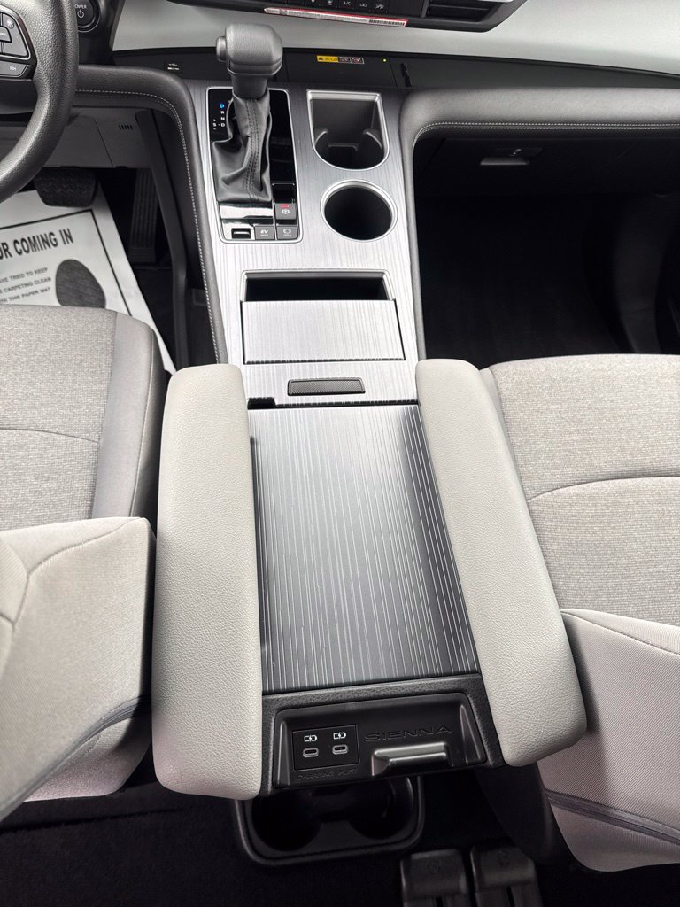 Used 2026 Toyota Sienna LE FWD image 32
