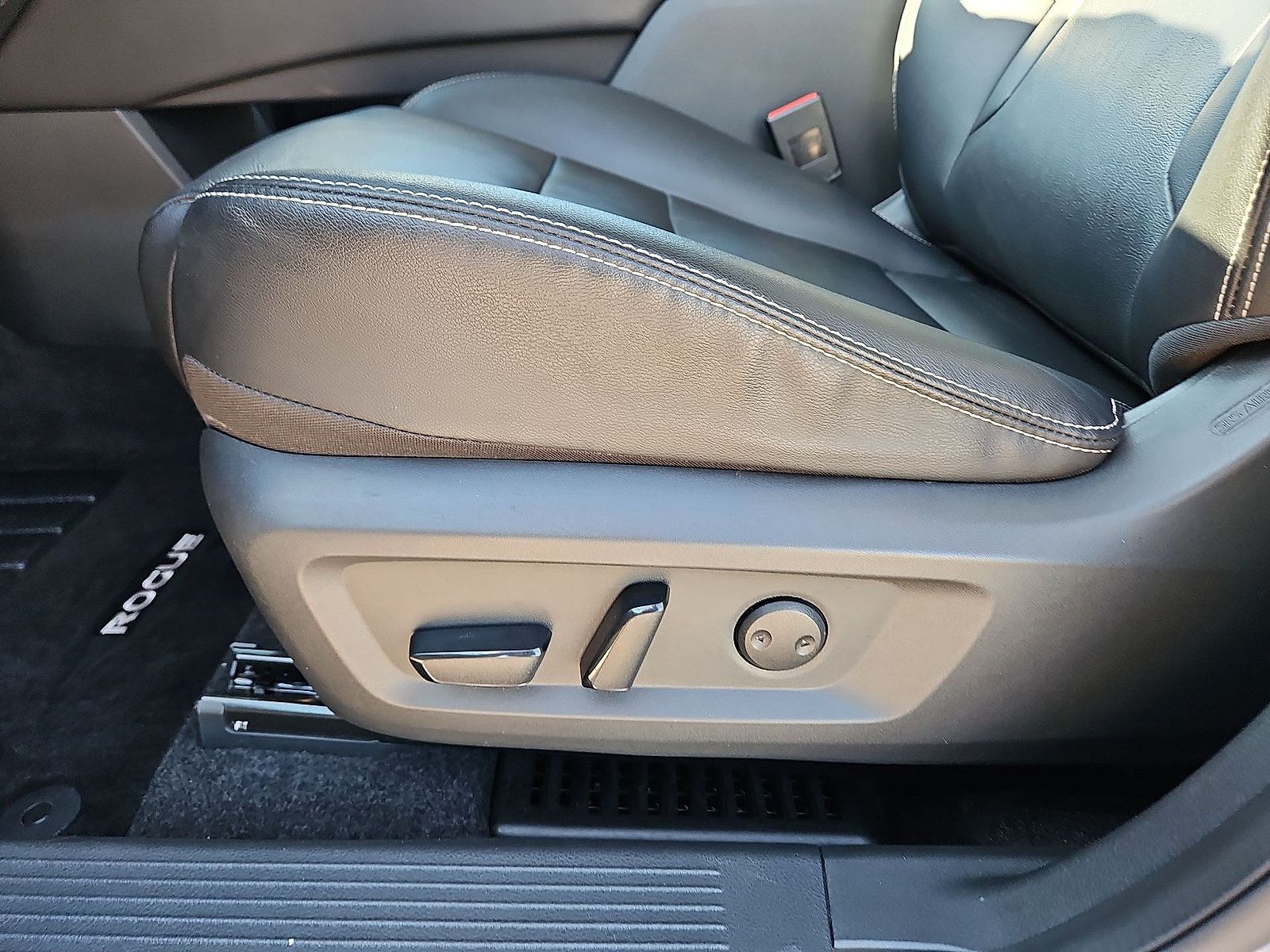 Used 2023 Nissan Rogue SL w/ SL Premium Package FWD image 17
