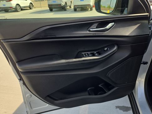 Used 2025 Jeep Grand Cherokee Altitude image 14