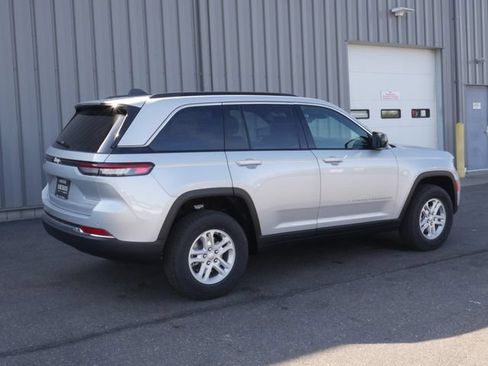 Used 2025 Jeep Grand Cherokee Laredo AWD/4WD image 9