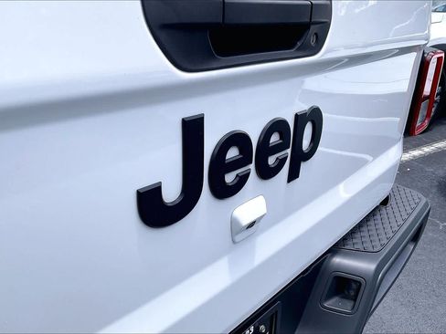 Used 2024 Jeep Gladiator Sport AWD/4WD image 9