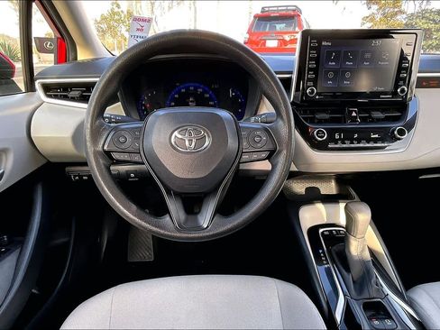 Used 2021 Toyota Corolla LE image 5