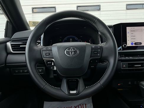 Used 2025 Toyota Camry SE image 32