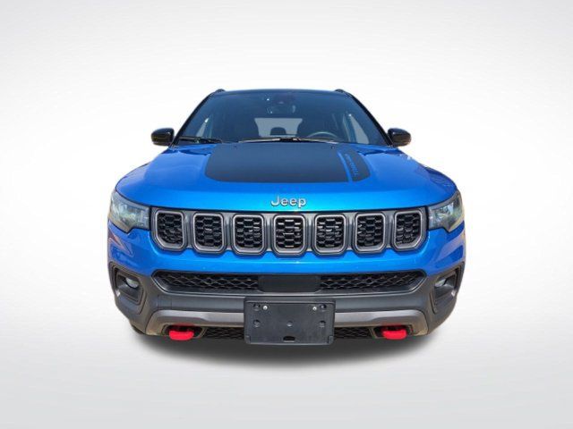 Used 2025 Jeep Compass Trailhawk AWD/4WD image 2