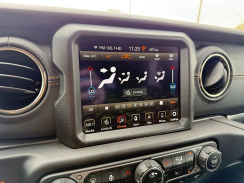 Used 2023 Jeep Gladiator Overland AWD/4WD image 31