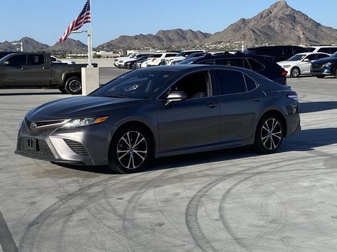 Used 2020 Toyota Camry SE image 5
