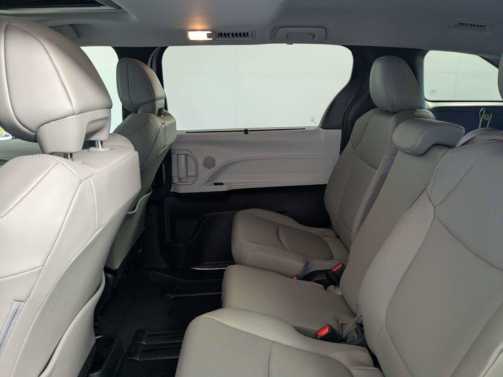 Certified 2025 Toyota Sienna XLE FWD image 33