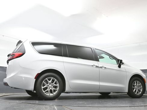 New 2027 Chrysler Pacifica Select FWD image 38