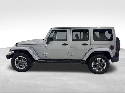 Used 2018 Jeep Wrangler Unlimited Sahara AWD/4WD image 14