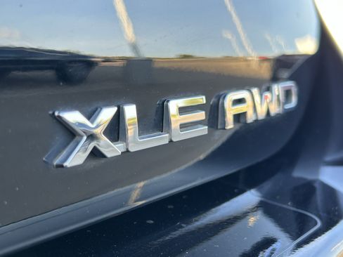 Used 2023 Toyota Highlander XLE AWD/4WD image 9