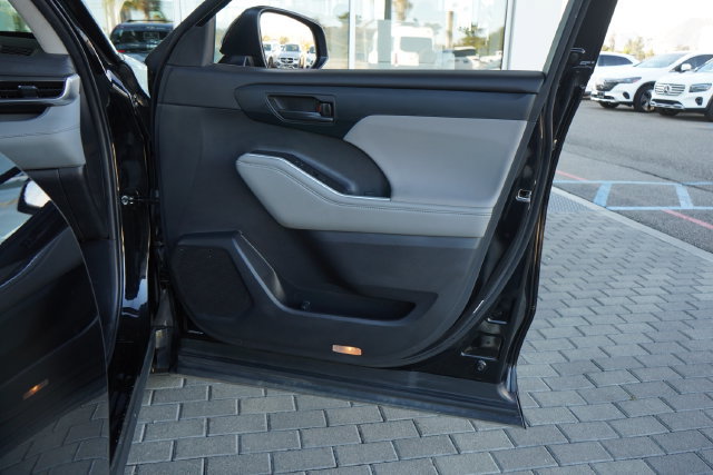Used 2022 Toyota Highlander LE AWD/4WD image 16
