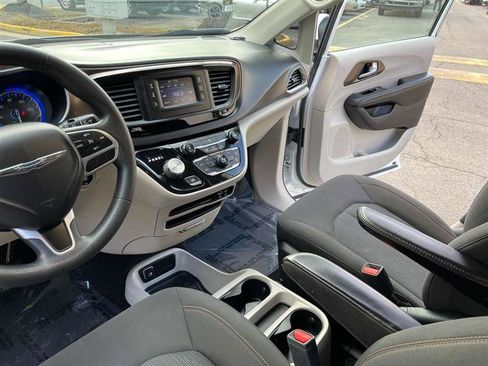 Used 2017 Chrysler Pacifica LX image 58