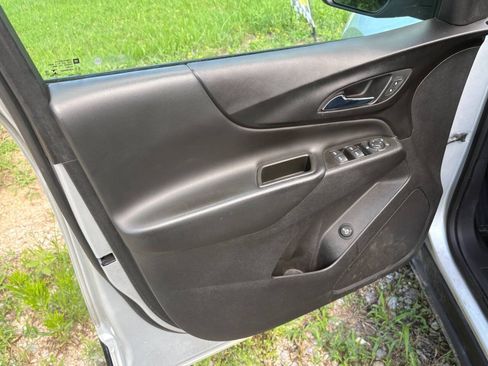 Used 2022 Chevrolet Equinox LT FWD image 11