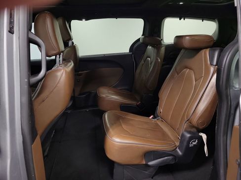 Used 2020 Chrysler Pacifica Limited image 24