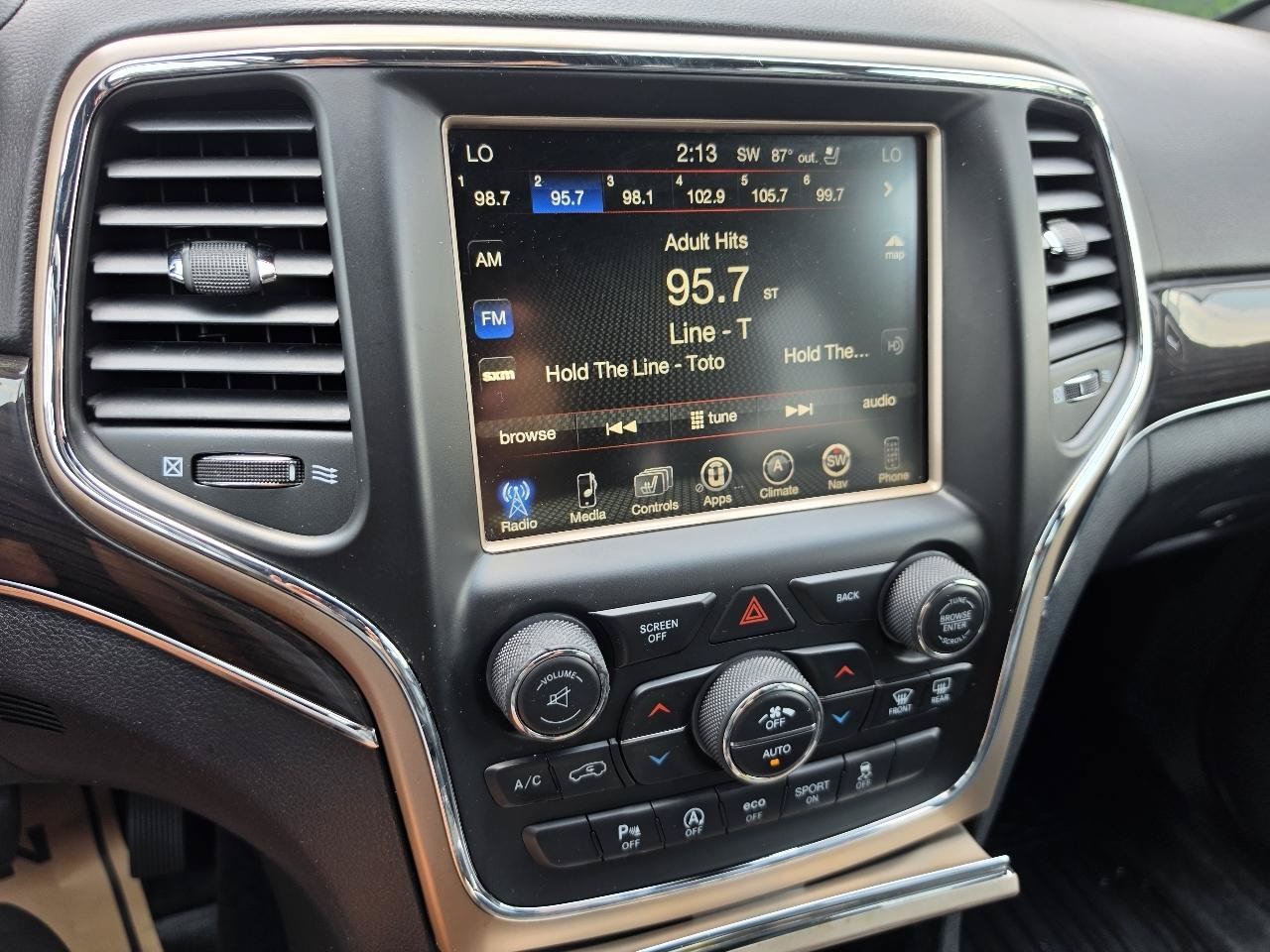 Used 2017 Jeep Grand Cherokee Overland AWD/4WD image 13