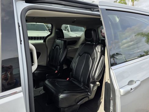 Certified 2024 Chrysler Pacifica Touring-L image 19