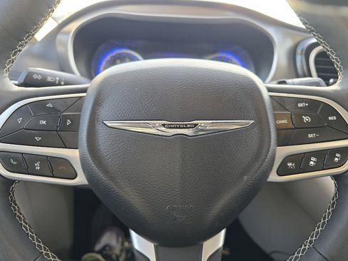 Used 2022 Chrysler Pacifica Touring-L image 25