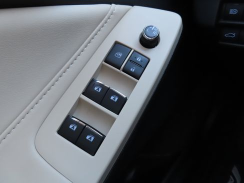 Used 2021 Toyota Avalon XLE image 17