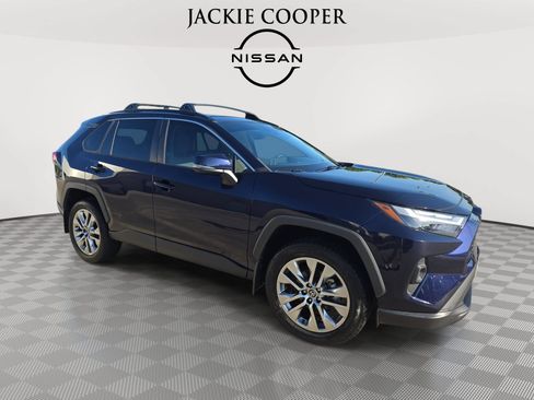 Used 2023 Toyota RAV4 XLE Premium FWD image 3