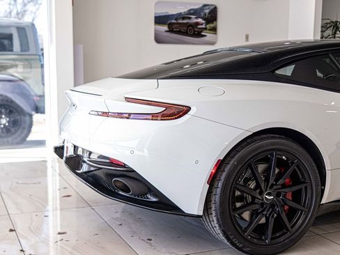 Used 2018 Aston Martin DB11 V12 image 12
