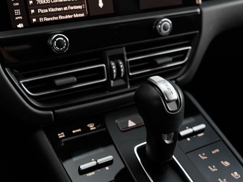 Certified 2025 Porsche Macan AWD/4WD image 22