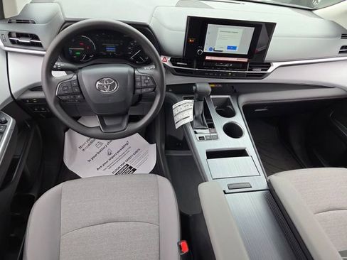 New 2025 Toyota Sienna LE image 9