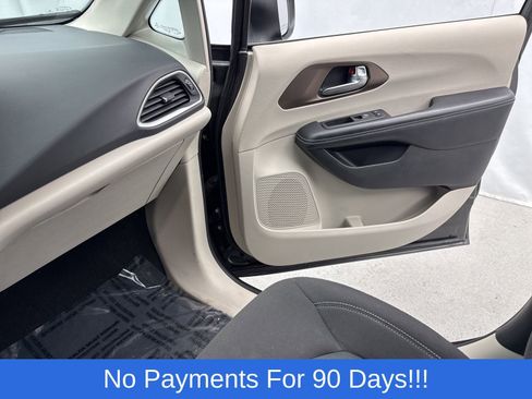 Used 2022 Chrysler Voyager LX FWD image 21