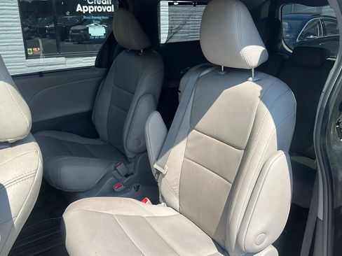 Used 2018 Toyota Sienna LE w/ Carpet Mat Package image 11