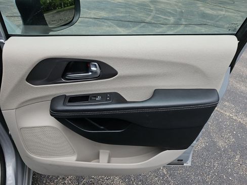 Used 2023 Chrysler Pacifica Touring-L FWD image 13