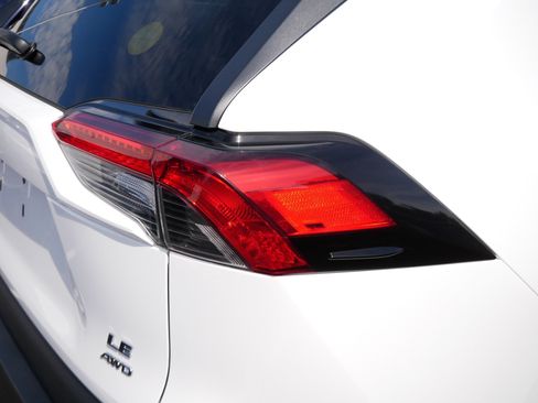 Certified 2021 Toyota RAV4 LE AWD/4WD image 8