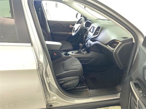 Used 2019 Jeep Cherokee Latitude w/ Cold Weather Group image 35