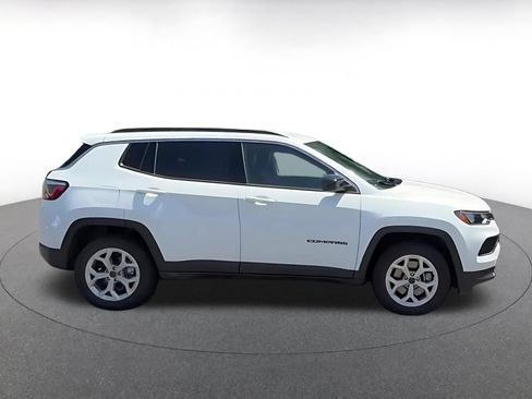 Used 2025 Jeep Compass Latitude AWD/4WD image 15