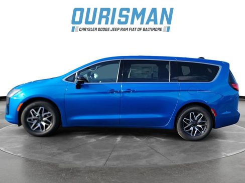 New 2027 Chrysler Pacifica Limited FWD image 3