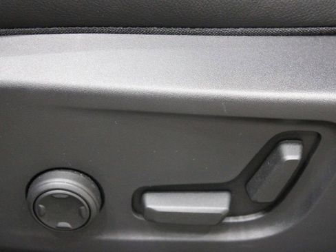 Used 2025 Volvo XC40 B5 Plus image 21