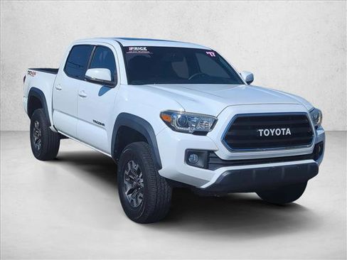 Used 2017 Toyota Tacoma TRD Off-Road image 3