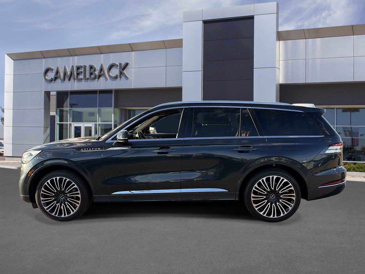 Certified 2023 Lincoln Aviator Black Label w/ Class IV Trailer Tow Package AWD/4WD image 3