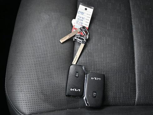 Used 2023 Kia Niro SX Touring FWD image 32
