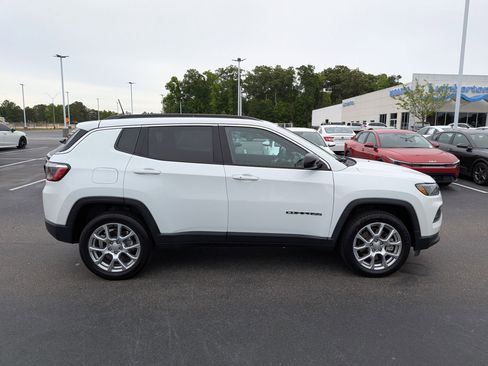 Used 2024 Jeep Compass Latitude w/ Sun and Sound Group AWD/4WD image 2
