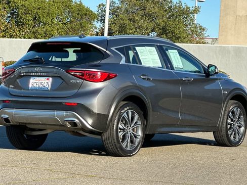 Used 2018 INFINITI QX30 Luxury image 2